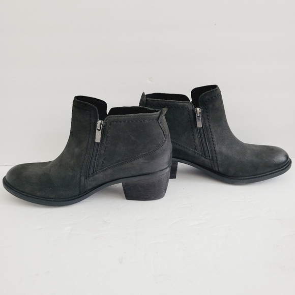 NEW Clarks Leather Ankle Bootie Size 9 - Picture 3 of 8